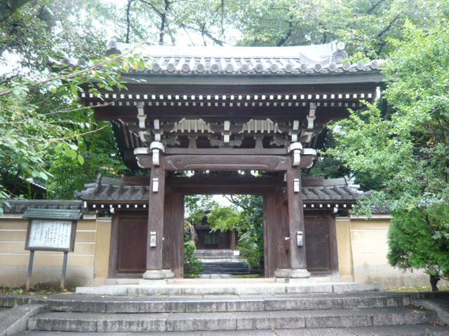 法明寺の山門です。山門の奥に本堂があります。
