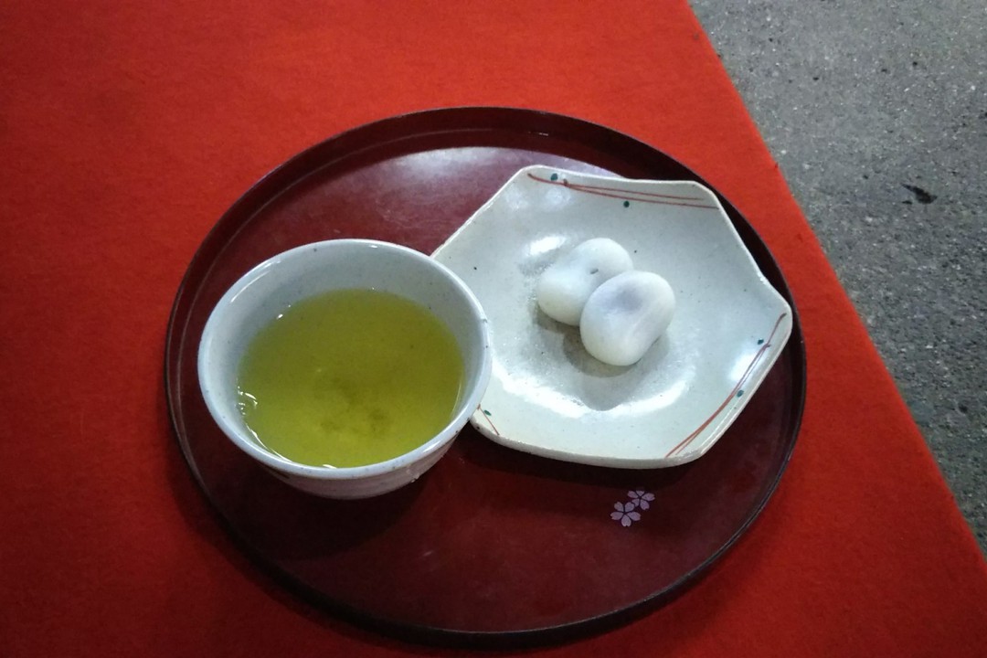 おまんとお茶のサービスが嬉しい