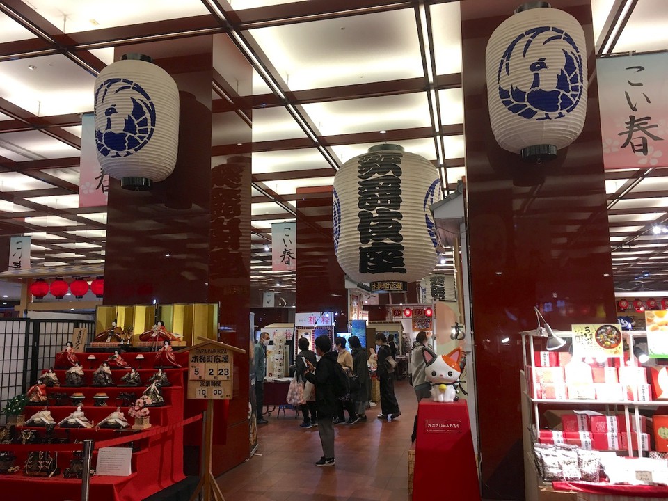 広場中央の大きな提灯