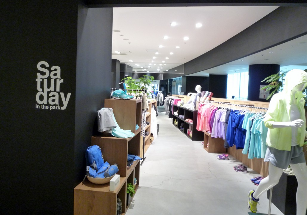 すっきりとした都会的なスポーツ店
