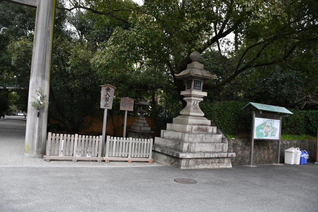 熱田神宮の灯籠