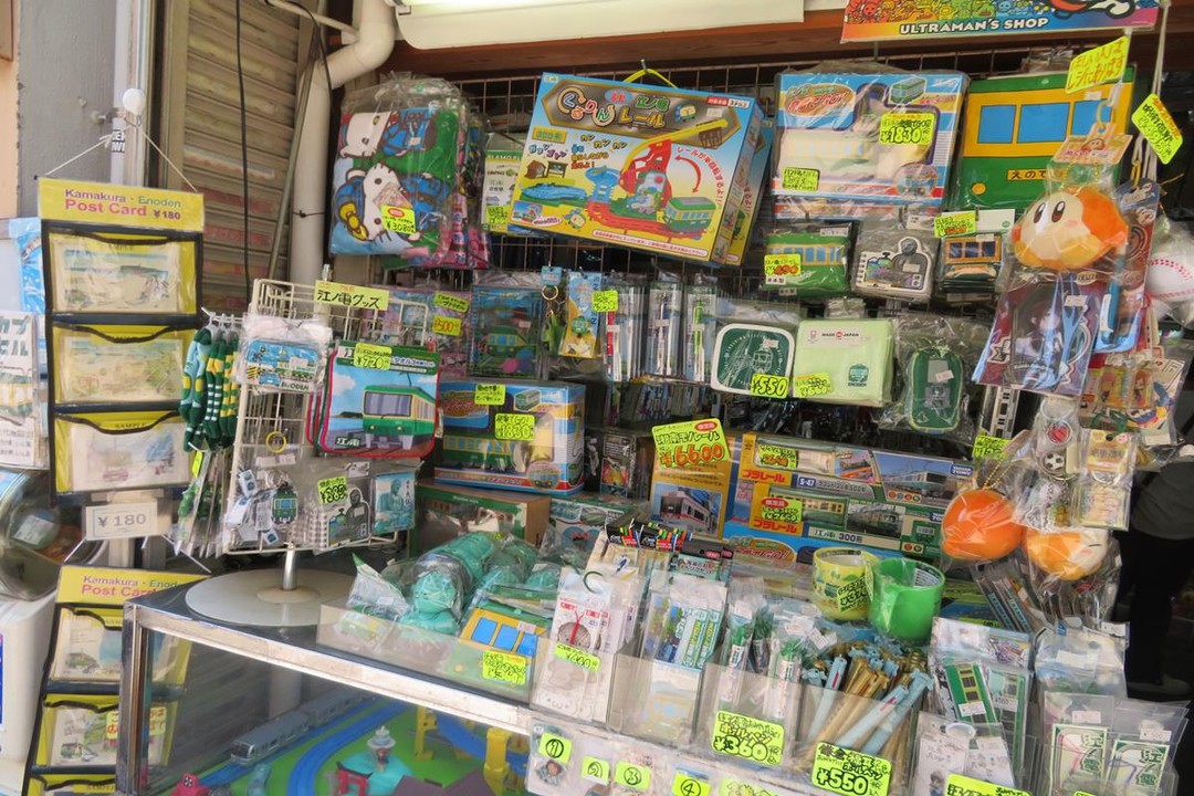 店頭には江ノ電グッズ