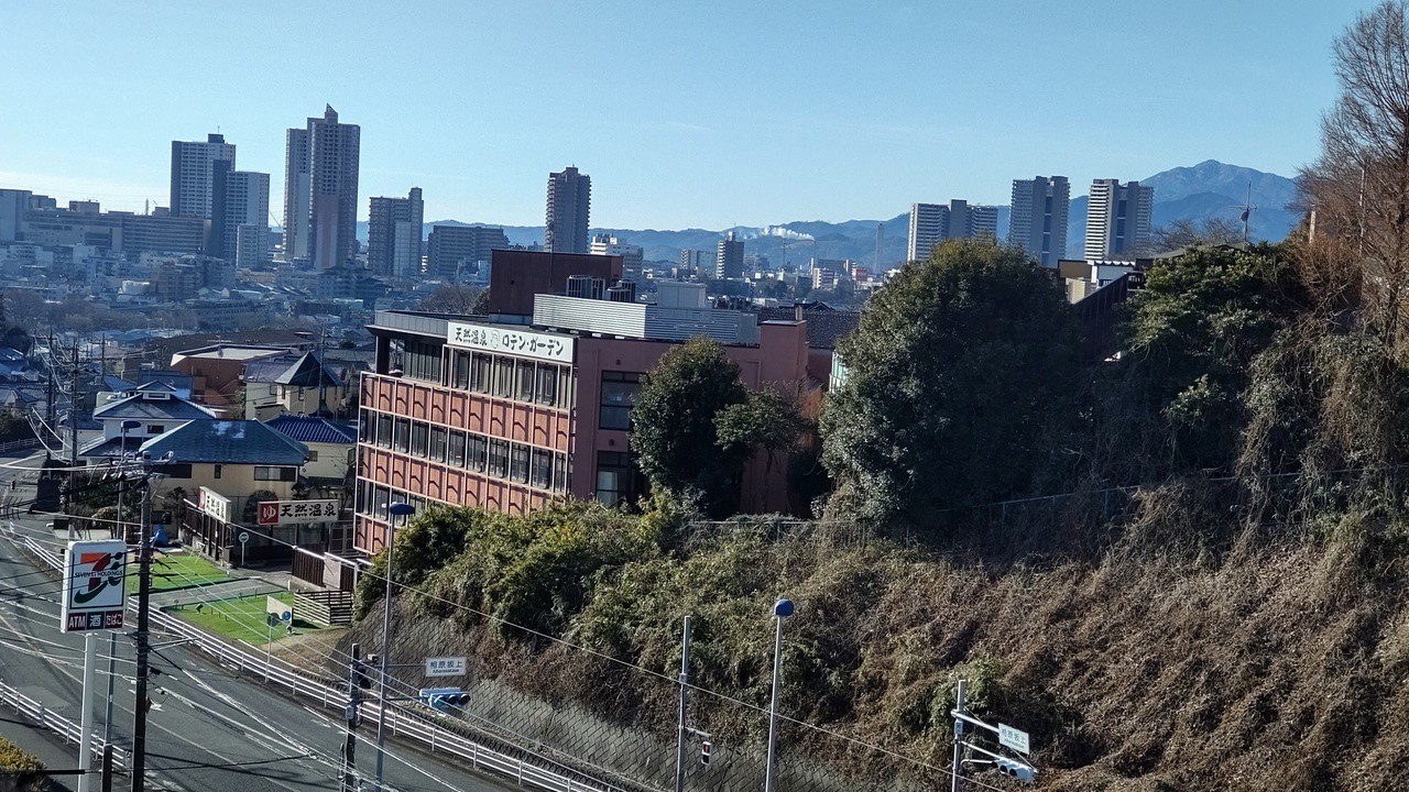 峠近くの傾斜地に立地