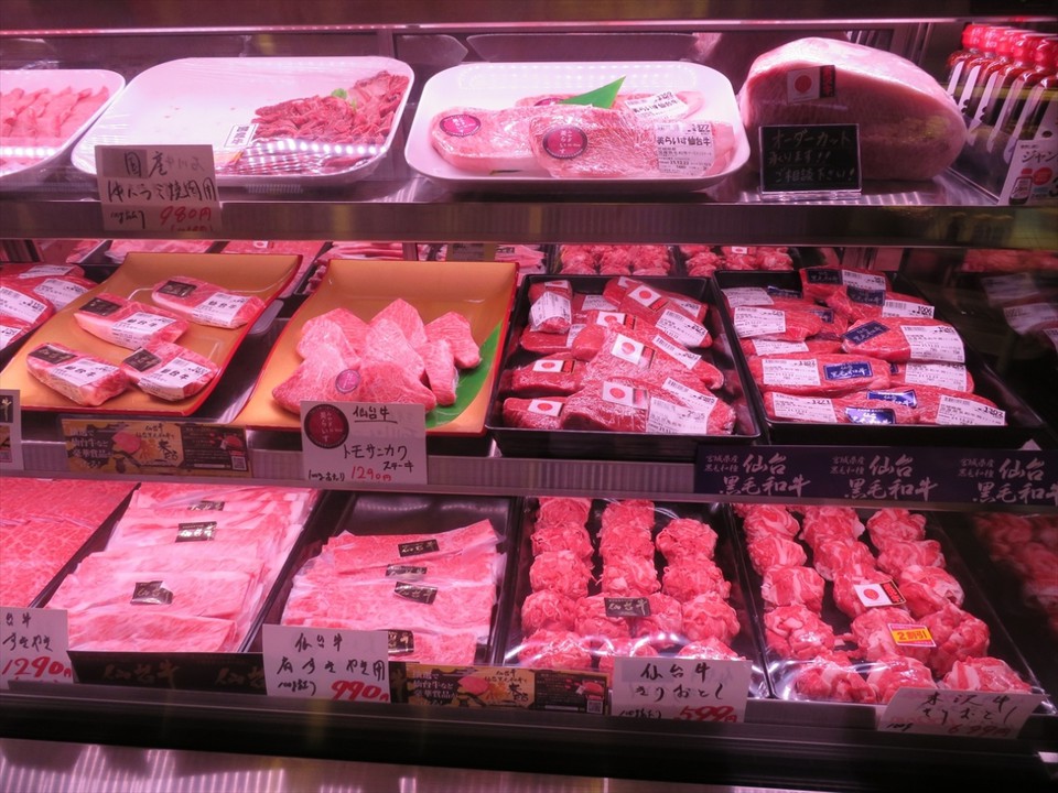 …仙台牛などを扱うお肉屋さん、惣菜店が続き…、