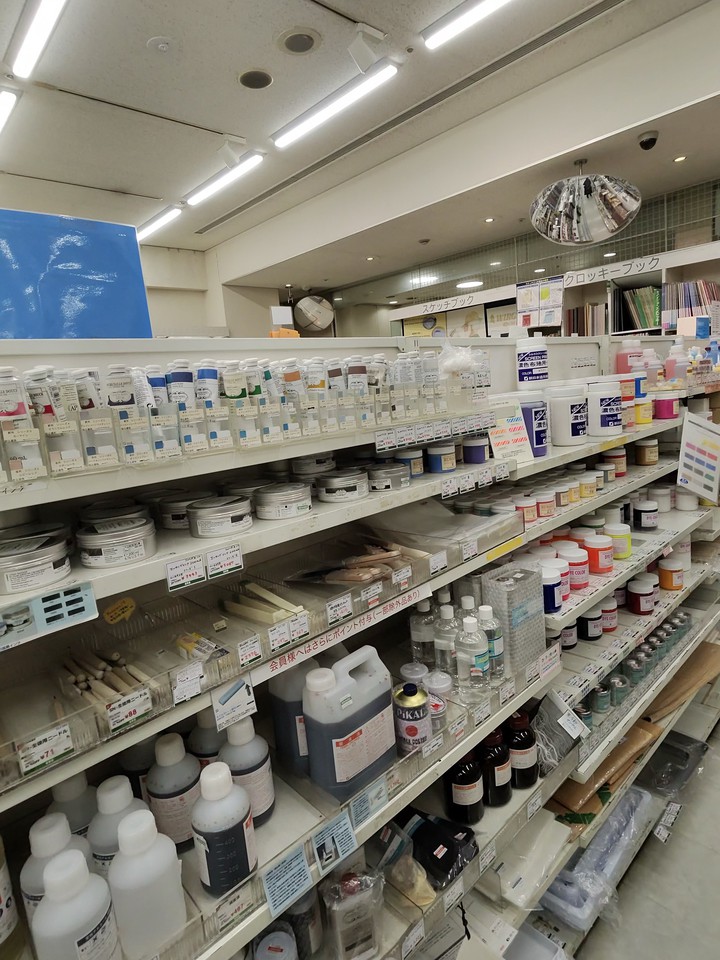 世界堂新宿本店の絵の具・塗料売場
