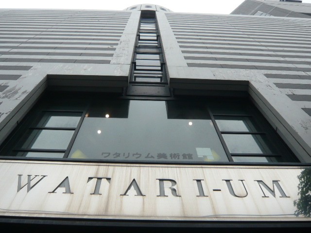 ワタリウム美術館は、地上５階建てです。美術館としては大きい。