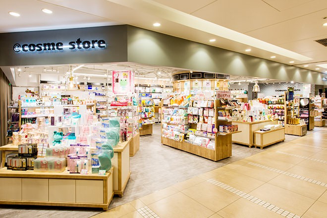 アットコスメストアアミュエスト博多店の外観画像。