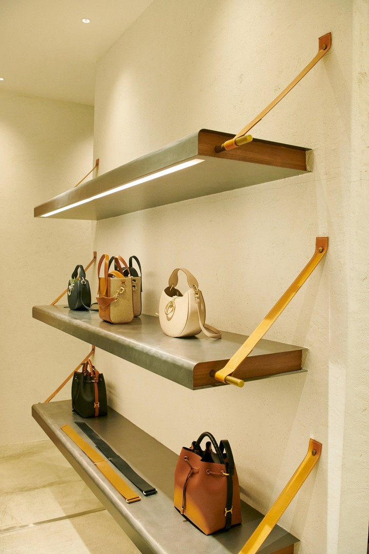 EPOCA THE SHOP丸の内の店内でバッグがディスプレイされている