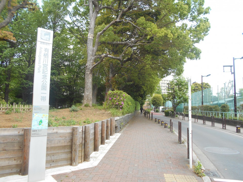 西側は有栖川宮記念公園、右がテニスコートで、災害避難場所に。