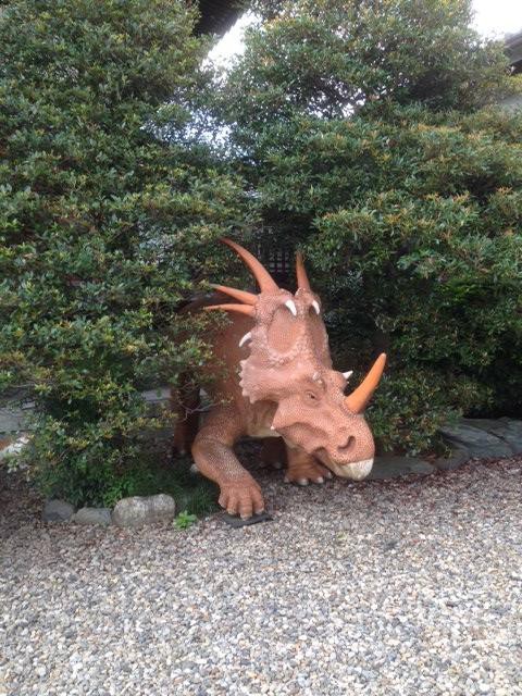 境内に恐竜もいます。