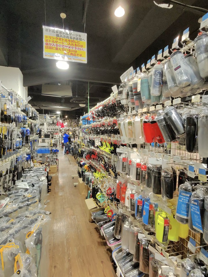 Y'sRoadの店内の商品棚