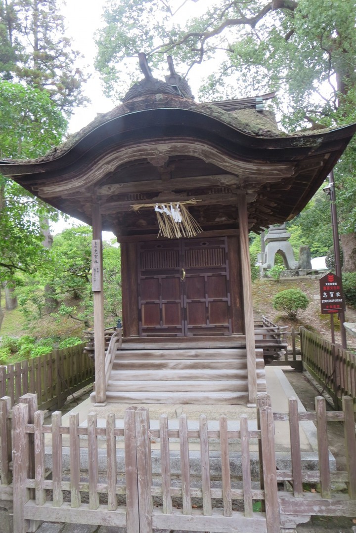 志賀社は精巧な建造物で重要文化財です。