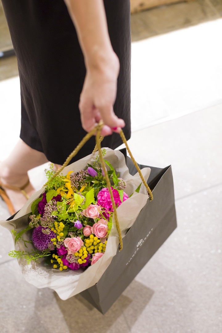 華やかな花束画像。