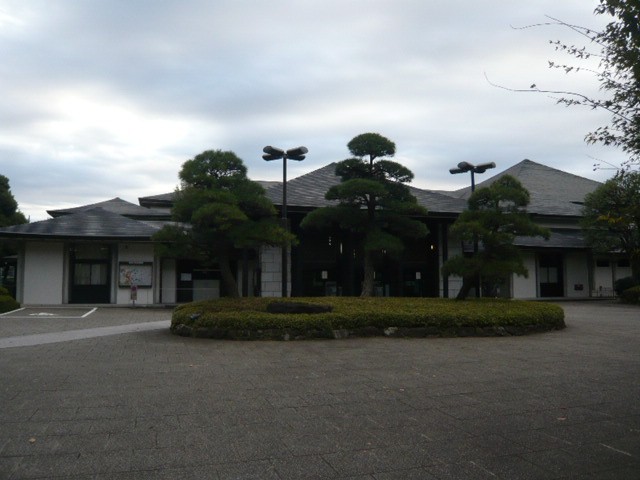 国立能楽堂の建物の正面です。立派なたたずまいは、荘厳です。