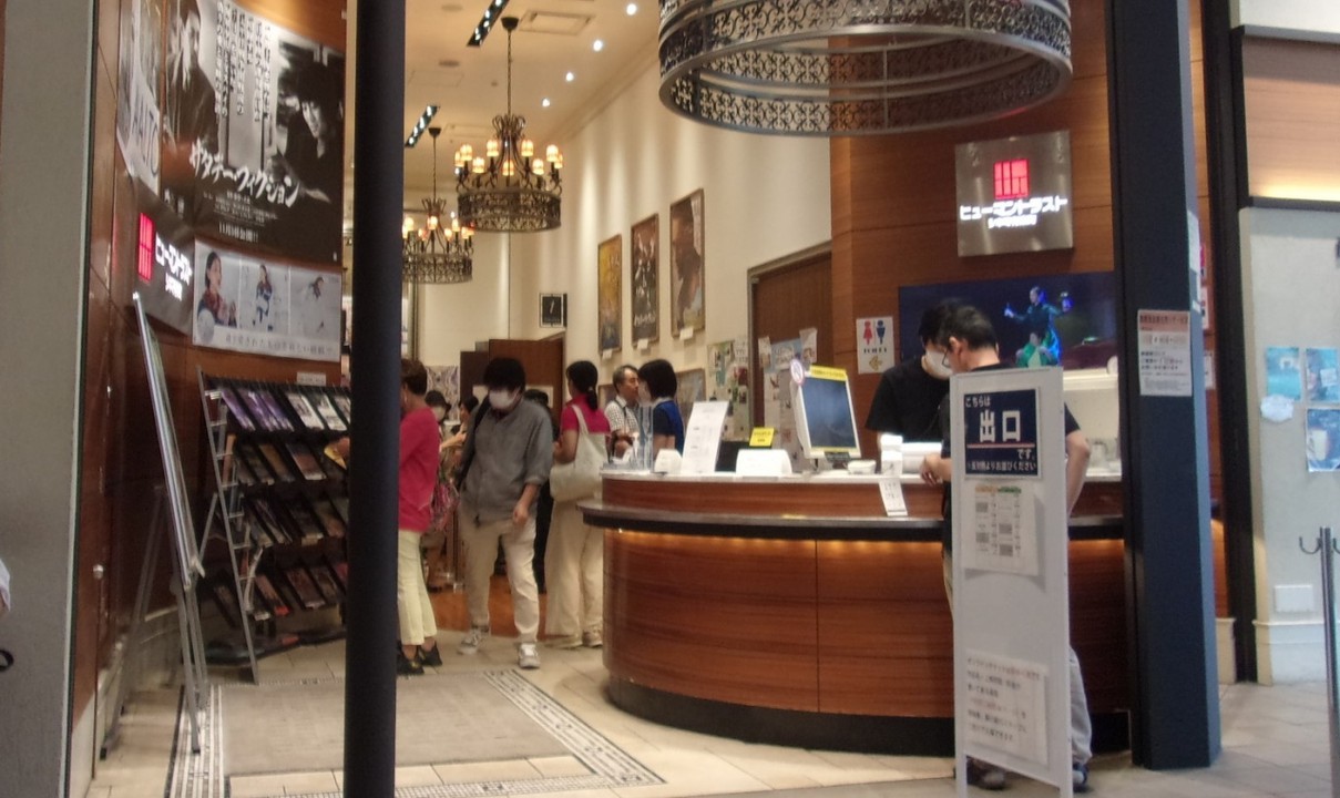 右側の券売カウンターも開放的。モギリもQRコード読み取りに。