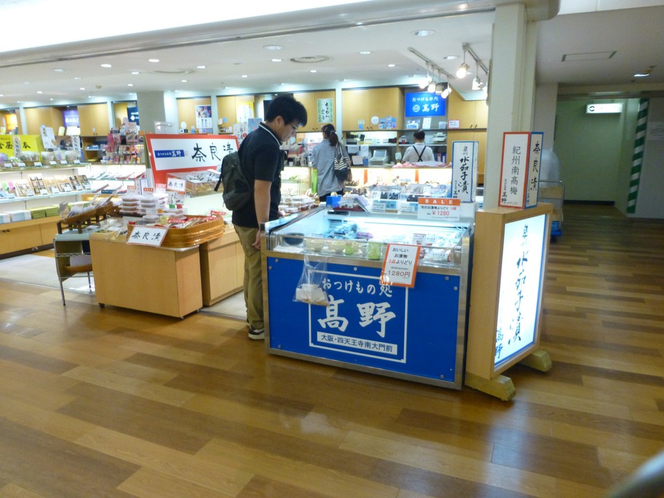 入れ代わり立ち代わりにお客さんが入っていました．