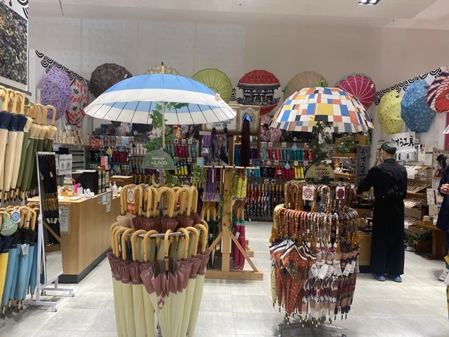 和の雰囲気がただよう新宿TheIchi新宿マルイアネックスの店内売場
