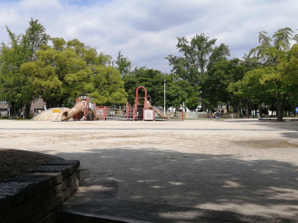 子供用の遊具が並んでいます。