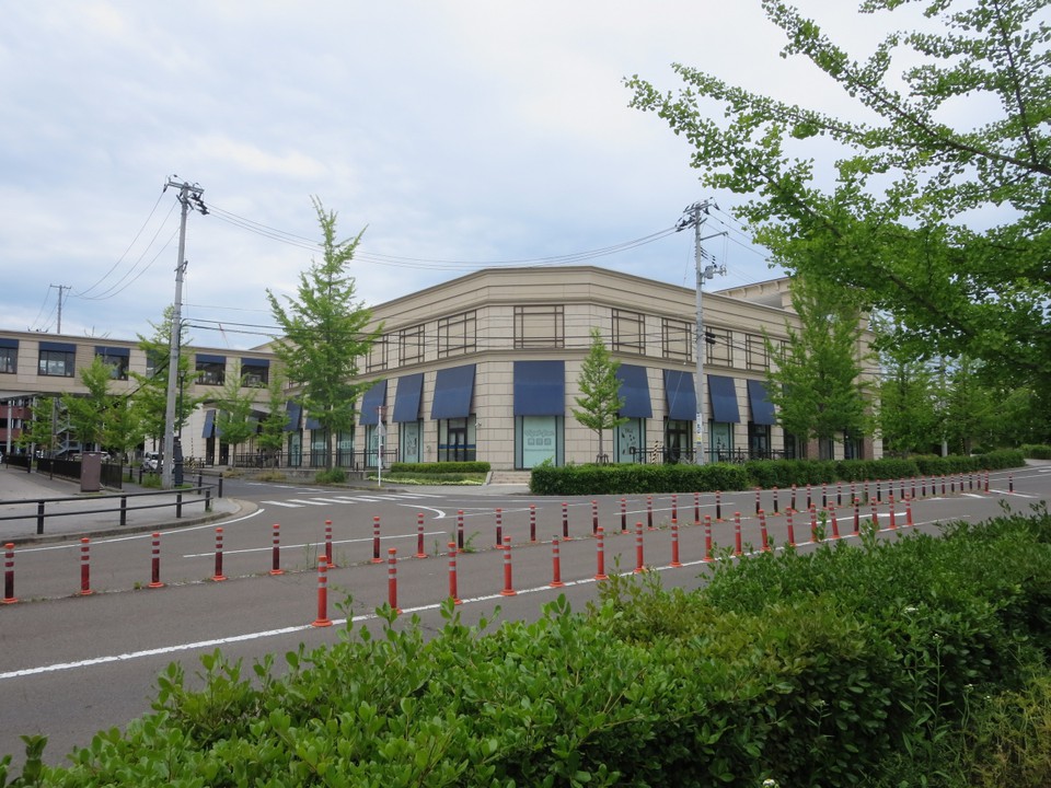 連絡橋で建物が繋がっています