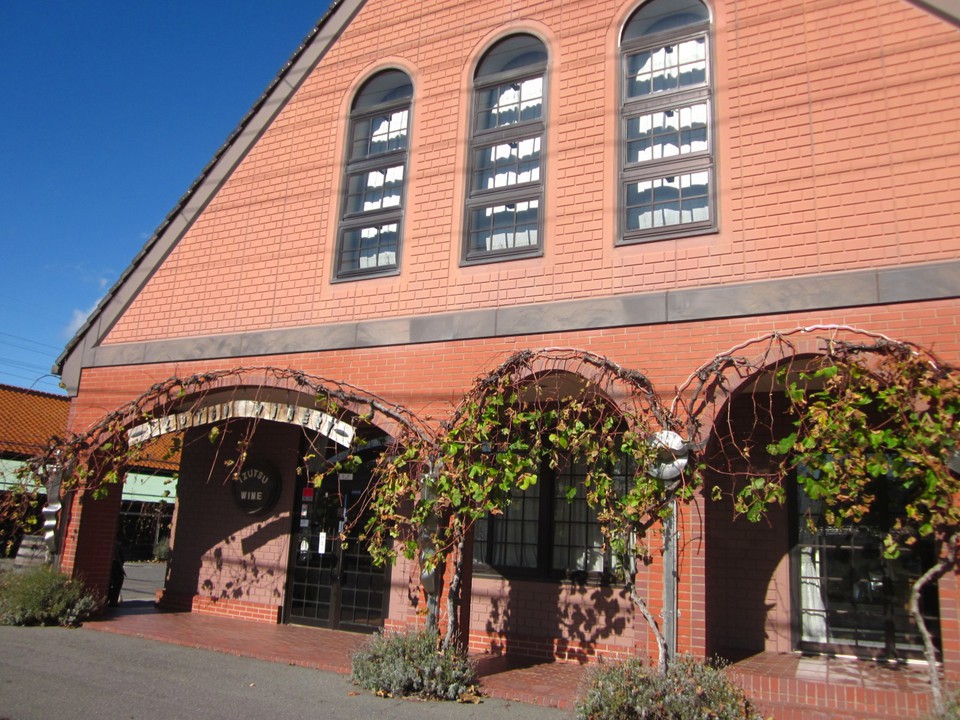 赤い煉瓦館が目印です！