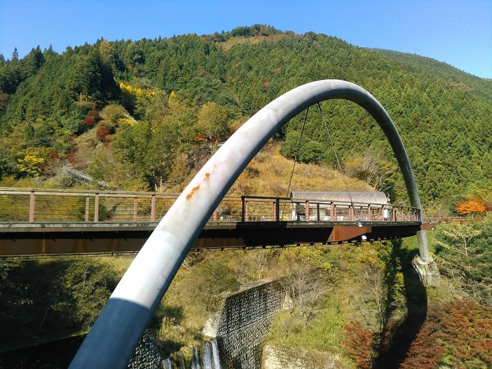 アーチの橋が目印です