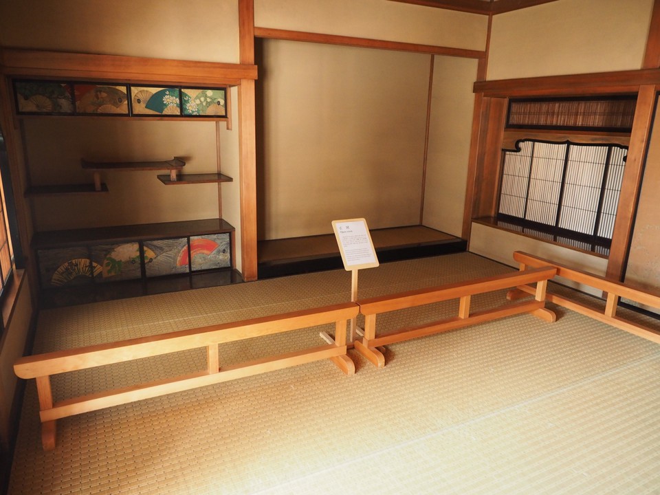 書院造りの座敷。明障子や違棚、天袋、地袋などが見れます。