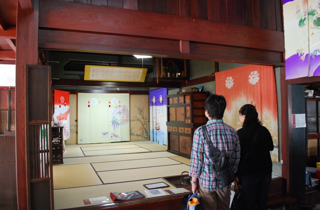 花嫁のれんが飾れた座敷