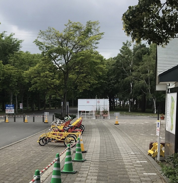 レンタサイクルの受付、４輪で１時間３００円。