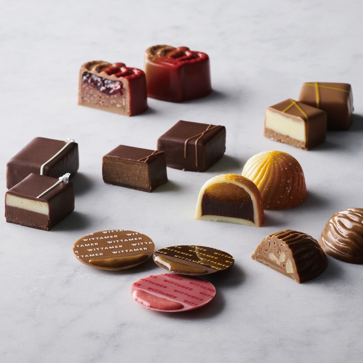 高級チョコレートが並んでいるの画像。