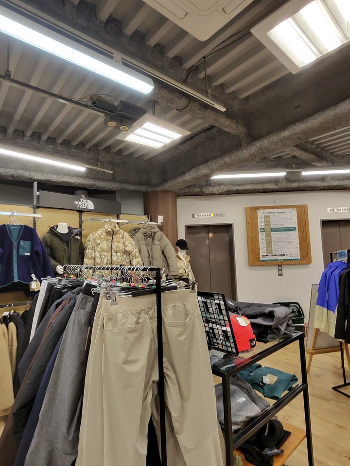 L-Breathの店内の様子。多種多様なアウトドア用品がディスプレイされている