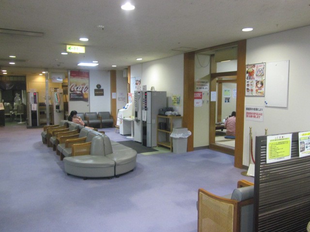 多様なタイプの休憩室兼レストランが並ぶ３Fの様子