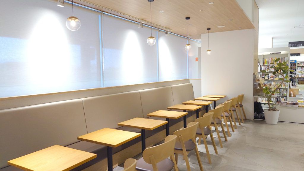 オリジナルブレンドコーヒーやスイーツが楽しめる有隣堂併設カフェの店内