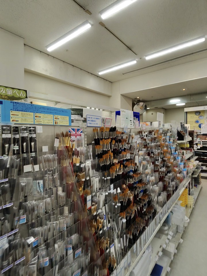 世界堂新宿本店の絵筆売場