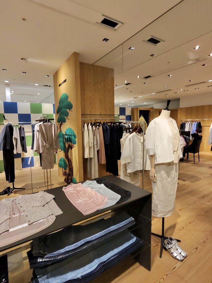 上品なホワイトドレスを展示するCOMME ÇA PLATINUMの店舗