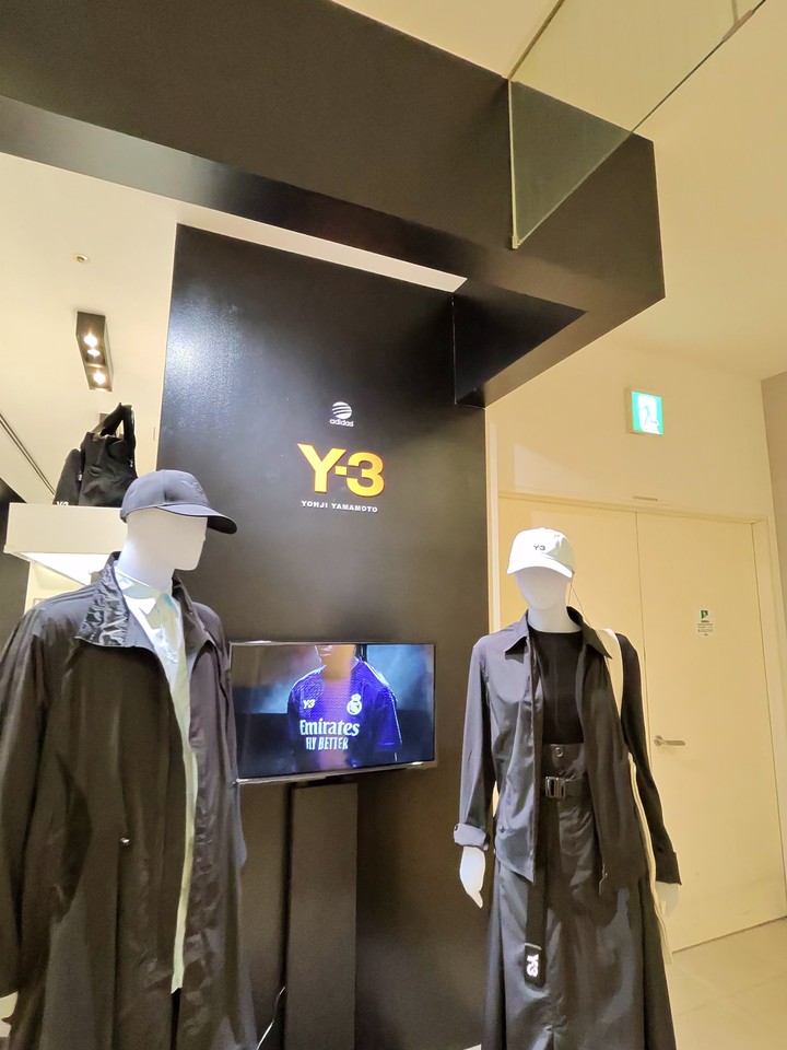 Y-3のロゴと共にコンテンポラリースタイルを示すマネキン
