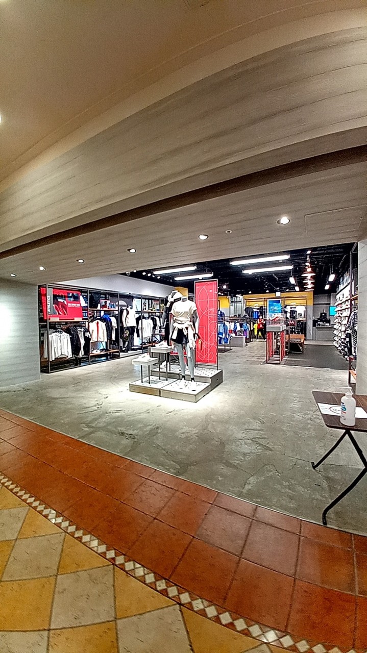 アディダスパフォーマンスセンター (アクアシティお台場店)