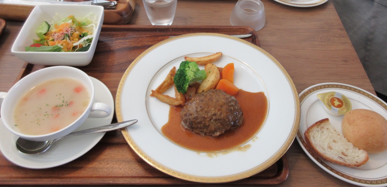 デザートとコーヒーもついています