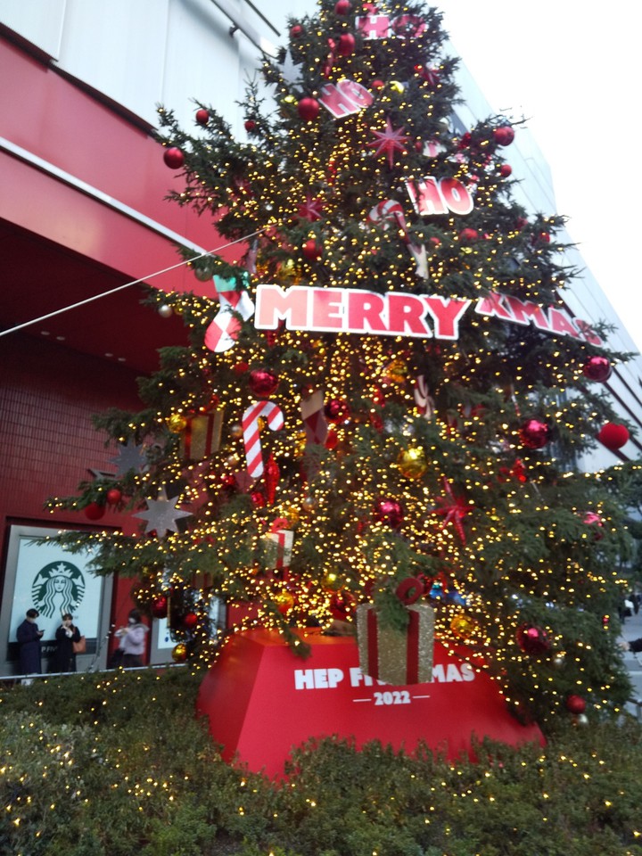 ヘップファイブ前の華やかなクリスマスツリー