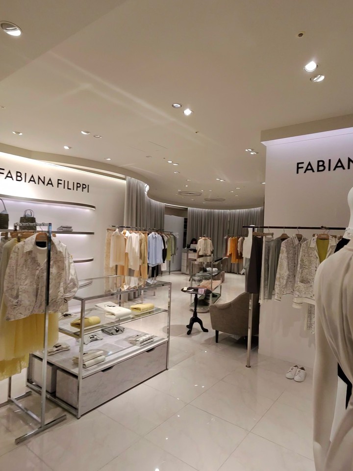 モダンなデザインのFABIANA FILIPPI店内でウェアが並ぶ様子