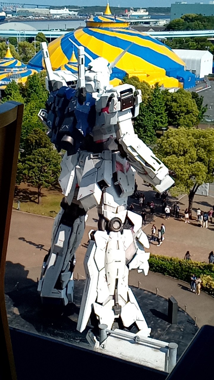ガンダムの立像を眺めながらの食事も