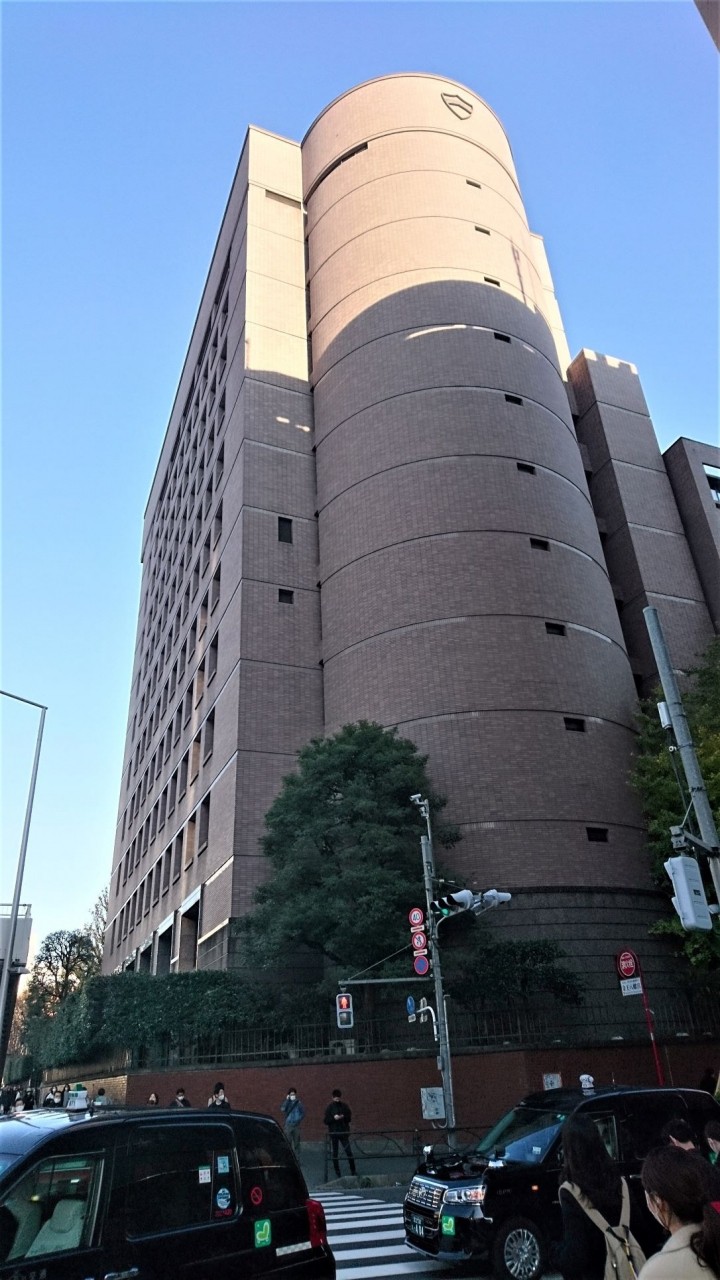 学舎ビル。上部の紋章に注目