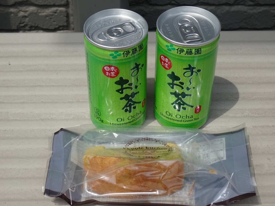 入場券にはお茶とスイーツがセットされています