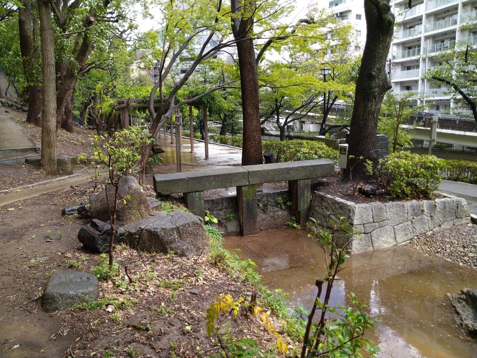 公園敷地内にある”神田上水取水口の石柱” （遺構）