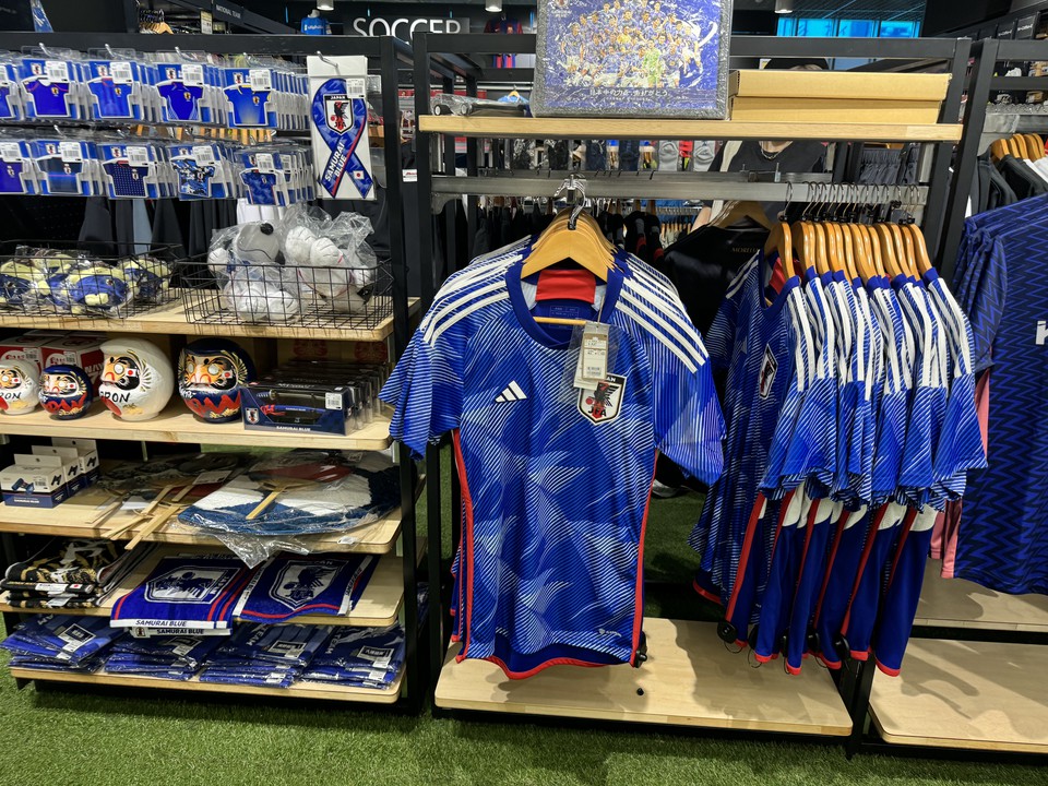 Alpen Tokyoの店内のサッカー用品の売り場の様子