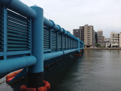 青いフェンスの右（外）側は那珂川、左（内）側は競争水面です