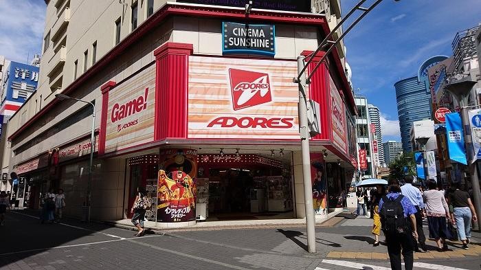 映画館の入ったビルの1階から3階までが店舗