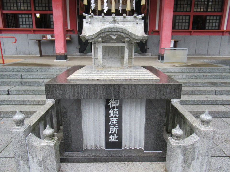 本殿前