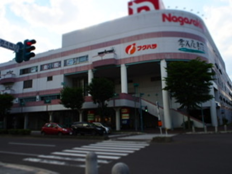 看板が夜はすごく目立ちます