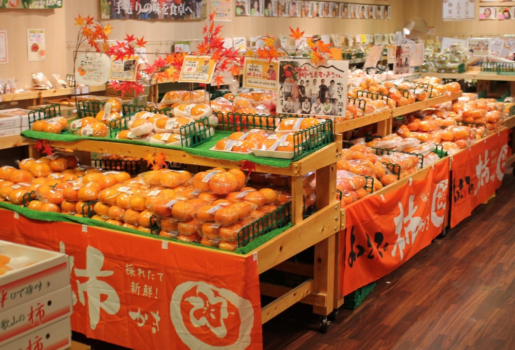 季節柄、多くの柿が販売されています
