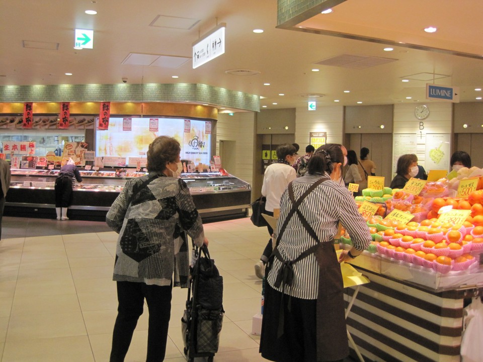 地下食品街は活気あります
